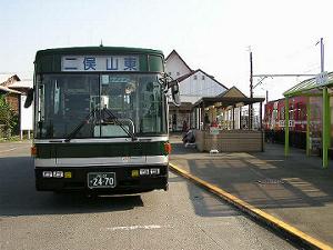 西鹿島駅はバスとの結節点として機能